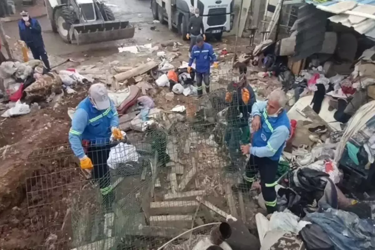 Mersin'de şok eden görüntü: Evden 10 kamyon çöp çıktı