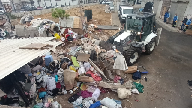 Shocking image in Mersin: 10 trucks of garbage were removed from the house