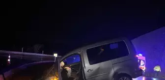 Düziçi'nde Hafif Ticari Araç Refüje Devrildi: 2 Yaralı