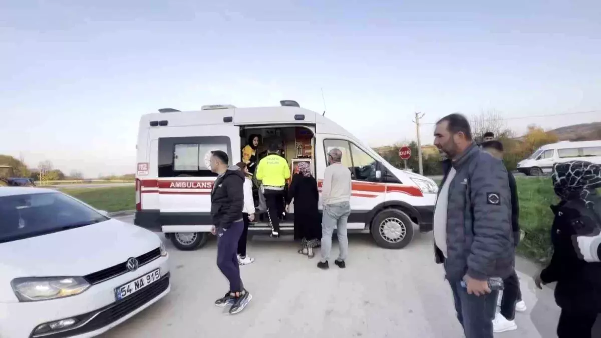 Sakarya'da Motosiklet ile Otomobil Çarpıştı: 2 Yaralı