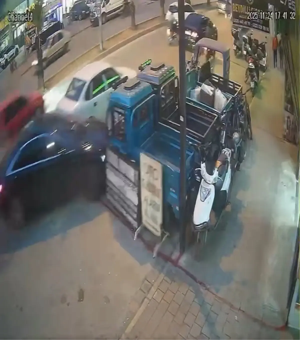 Adana'da Otomobil Kazası: 3 Tekerli Motosikletlere Çarpma