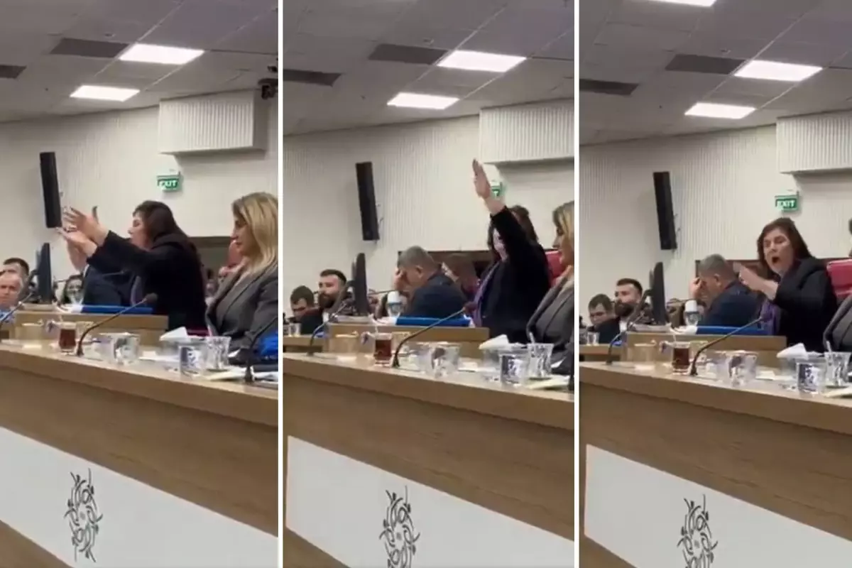 Özlem Çerçioğlu'nun küplere bindiği an! Masaya vura vura konuştu