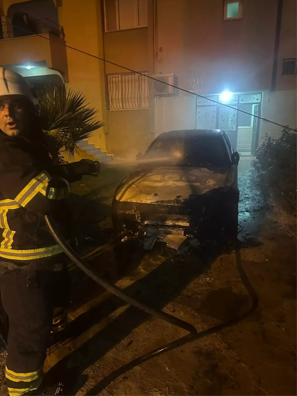 Reyhanlı'da Park Halindeki Otomobilde Yangın Çıktı