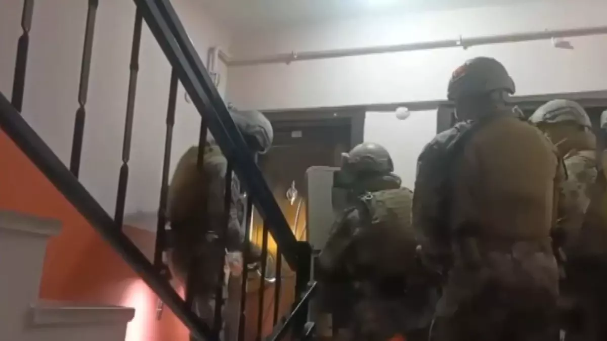 Sultanbeyli'de Suç Örgütüne Operasyon: 21 Gözaltı, 13 Tutuklama