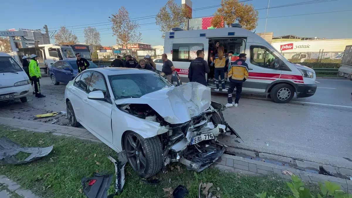 Bursa'da Yarışan Otomobillerin Belediyeye Çarpması Sonucu 14 Yaralı