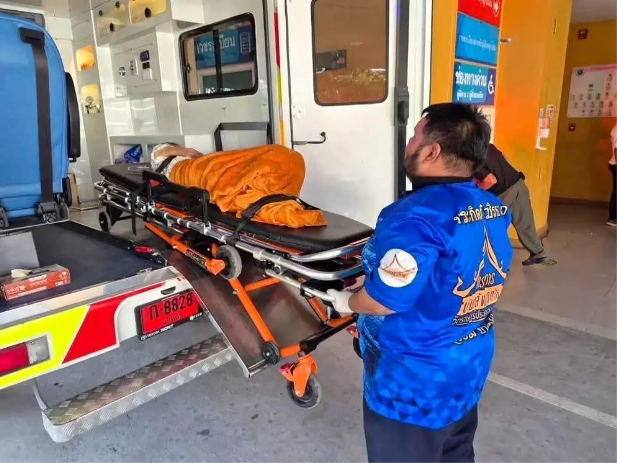 Cenaze Töreninde Canlı Bulunan Kadın Hastaneye Kaldırıldı