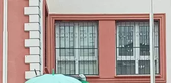 Öğrencilerden Örnek Davranış: Atatürk Büstüne Şemsiye Tuttu