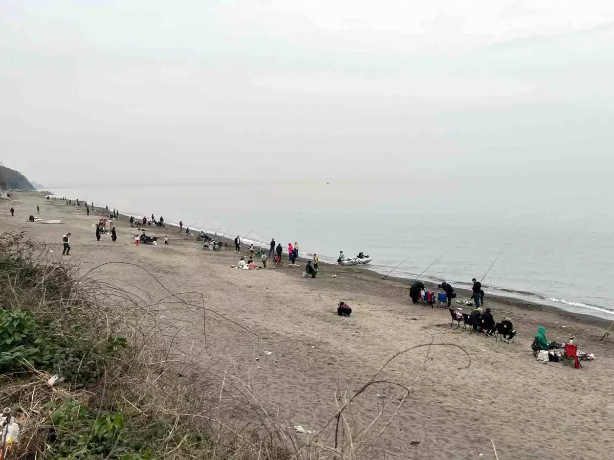 Düzce'nin Akçakoca Sahilleri Olta Avcılarıyla Doldun