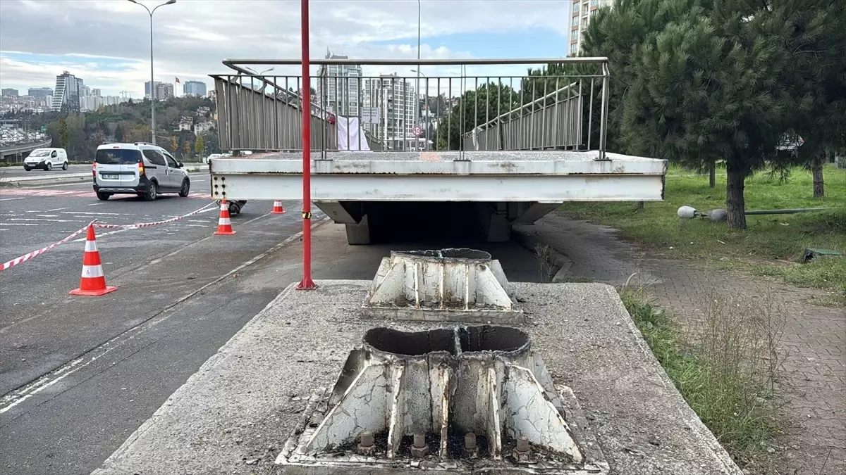 Avcılar'da Vincin Çarpması Sonucu Üst Geçit Söküldü