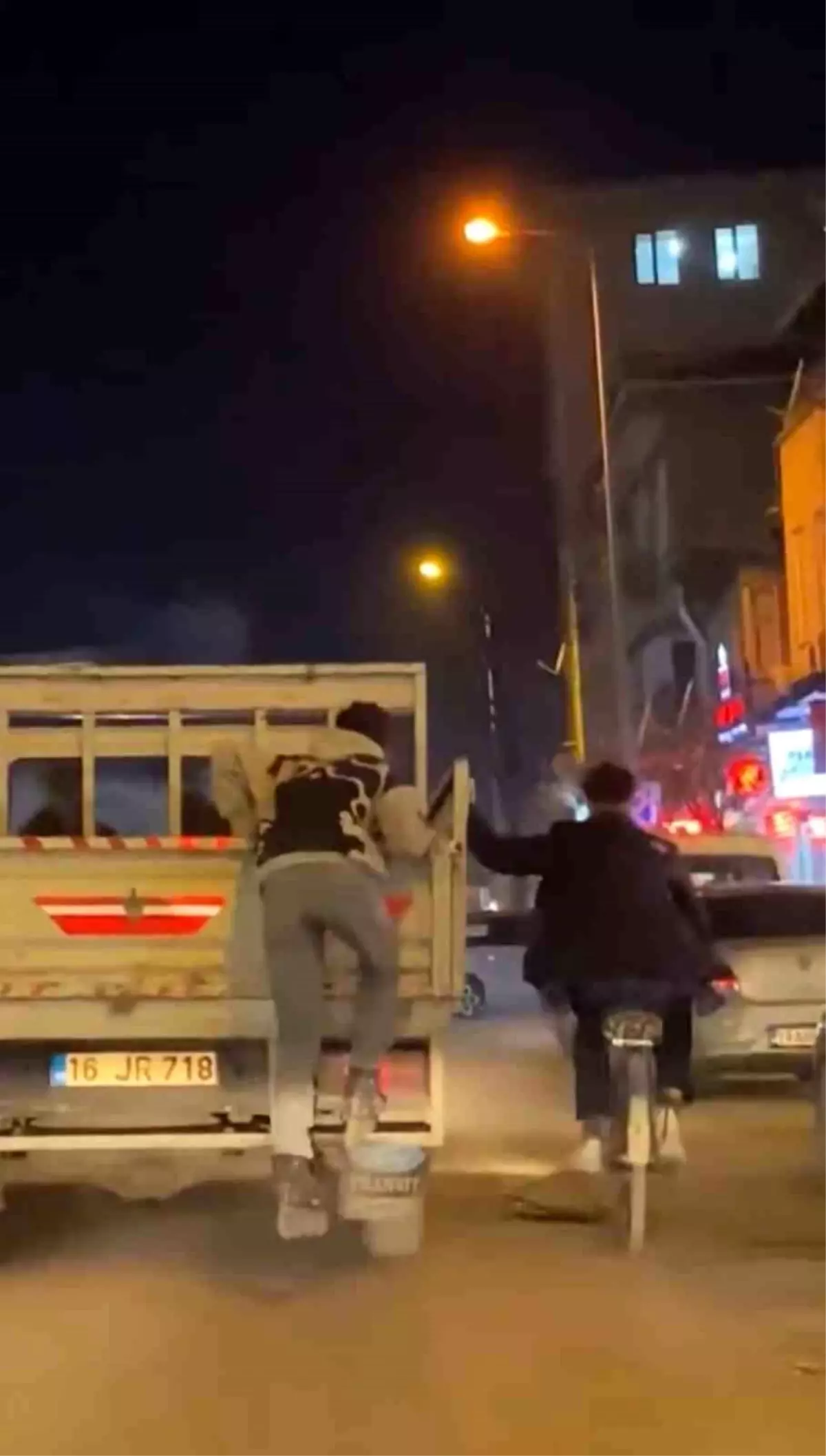 İnegöl'de Gençlerin Tehlikeli Trafik Yolculuğu Kamerada