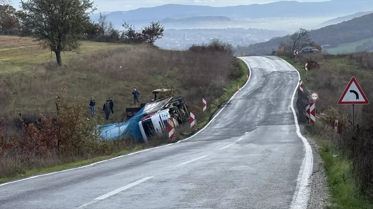 Çanakkale'de Arpa Yüklü Kamyon Şarampole Devrildi