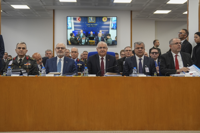 CHP deputies welcomed Minister Güler with photos of martyrs during the budget discussions