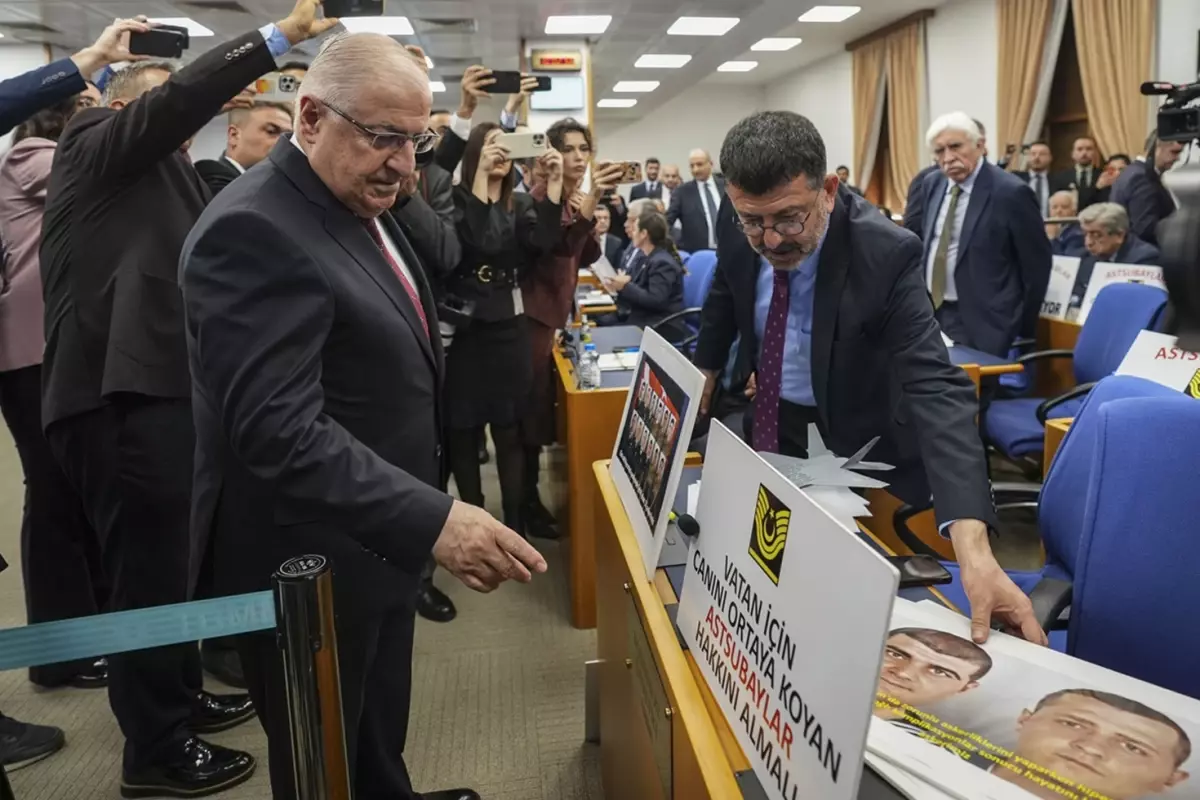 CHP'li vekiller bütçe görüşmelerinde Bakan Güler'i şehit fotoğraflarıyla karşıladı