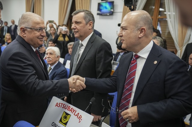 CHP deputies welcomed Minister Güler with photos of martyrs during the budget discussions