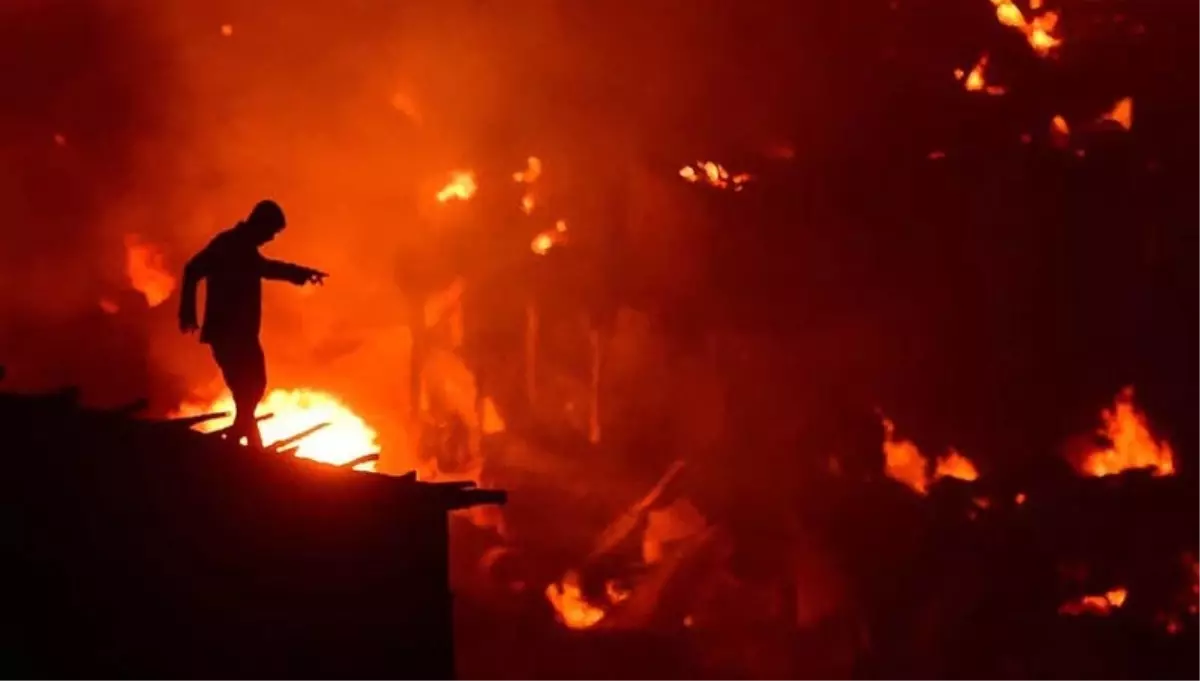 Dakka'da büyük yangın: 1500 ev kül oldu