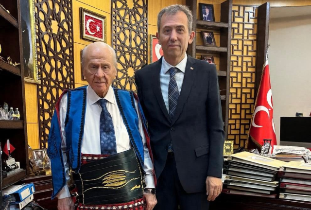 Devlet Bahçeli posed for a souvenir photo in the local costumes of the Karaşar Turkmen Alevis