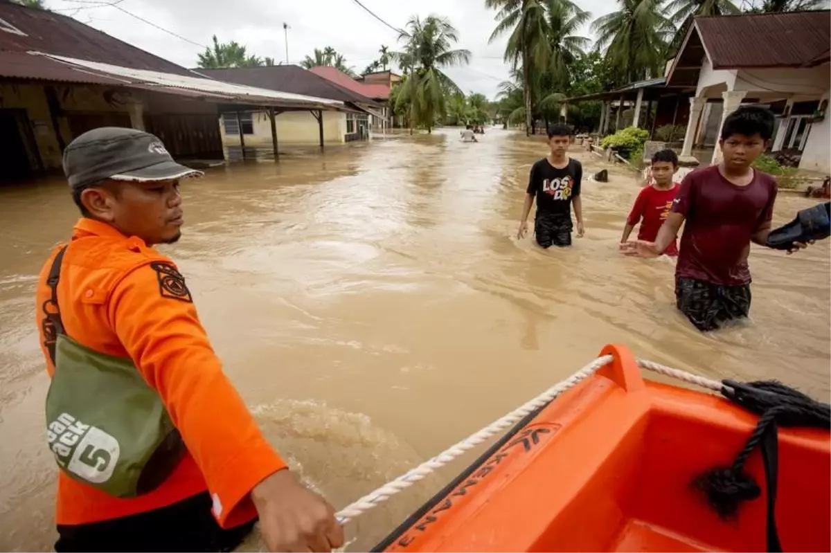 Endonezya'da Sel ve Toprak Kaymaları: 10 Kişi Hayatını Kaybetti