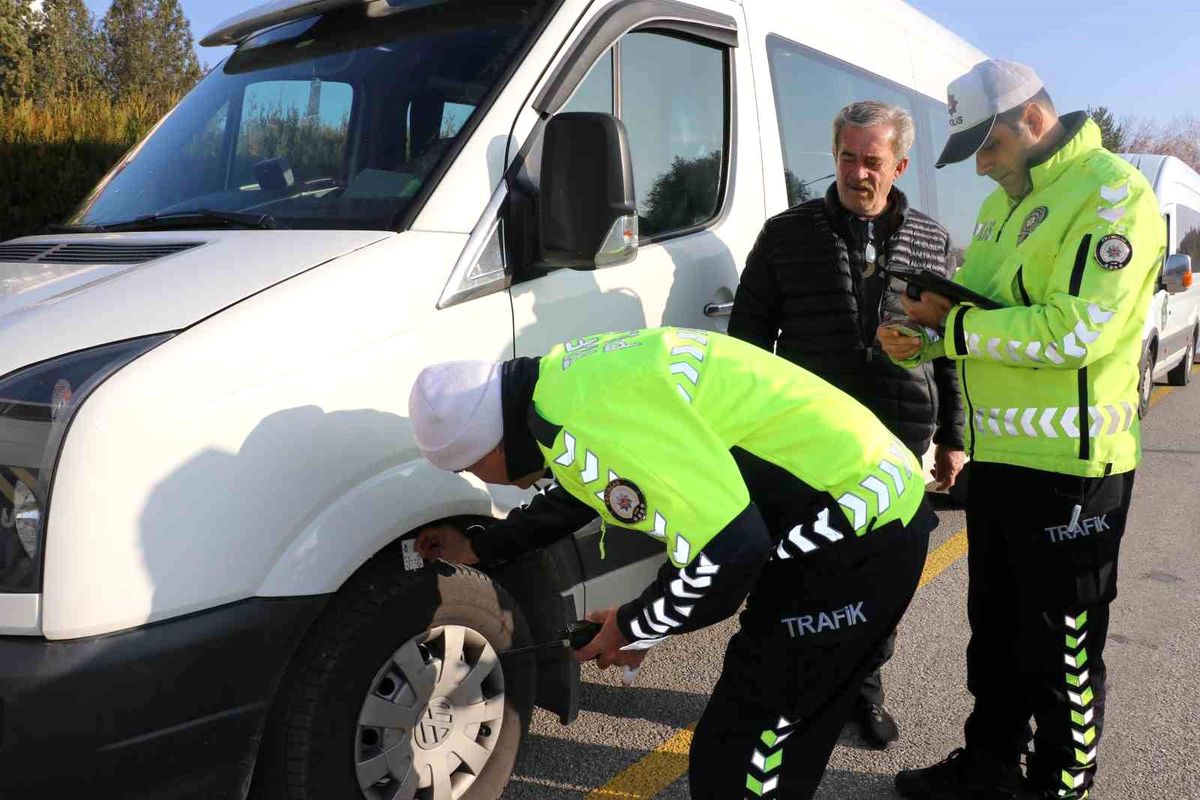 Erzincan'da Okul Servislerine Kış Lastiği Denetimi