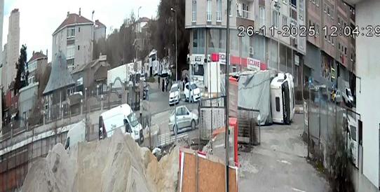 The truck overturned in Esenyurt due to excessive load