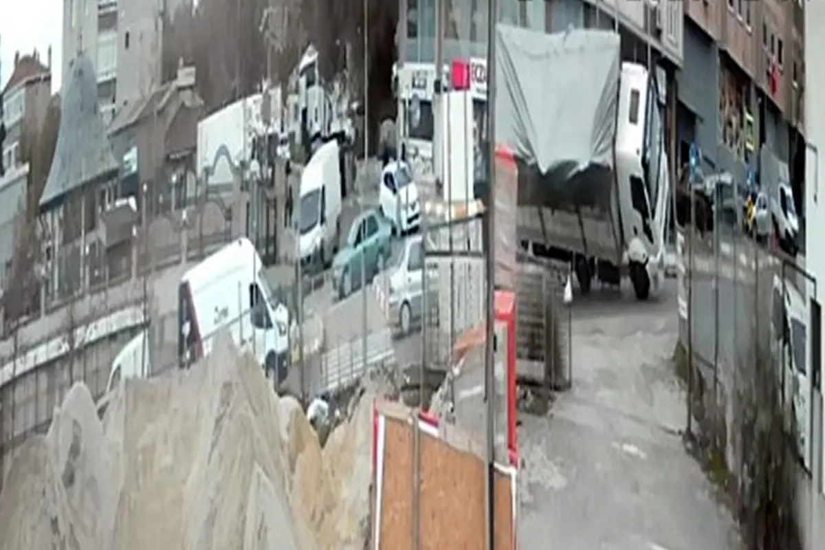 Esenyurt'ta fazla yük kamyonu devirdi