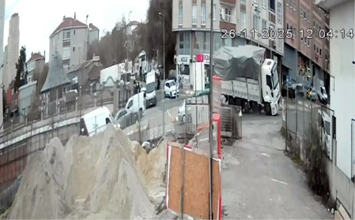 Esenyurt'ta Kamyon Devrildi, Sürücü Kaza Yapmadan Kurtuldu