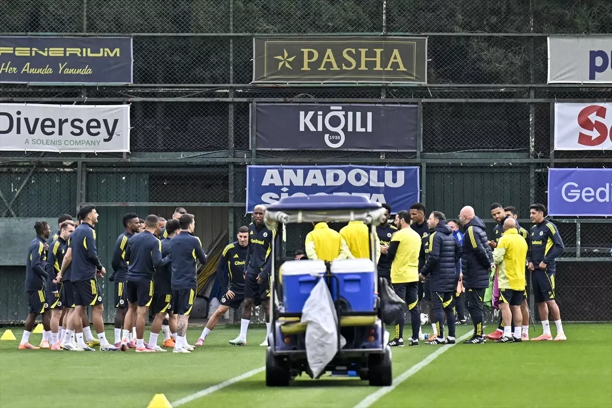 Fenerbahçe zaključil priprave na tekmo s Ferencvarošem in se sooča z dodatnimi težavami v obrambi