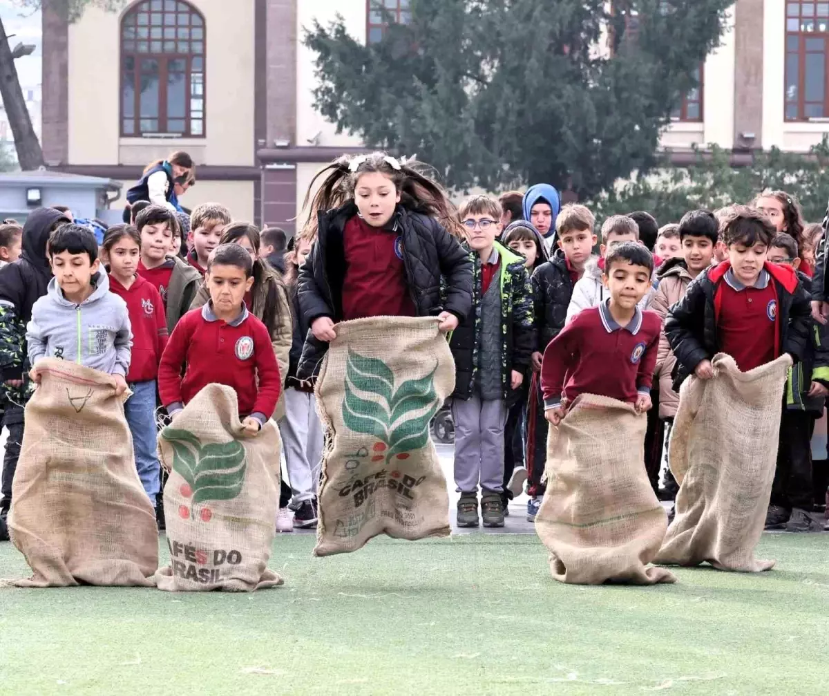 Geleneksel Oyunlar Tırı Manisa'da Çocuklarla Buluştu