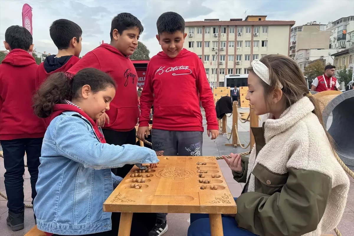 Manisa'da Geleneksel Oyunlar Tırı Çocuklarla Buluştu