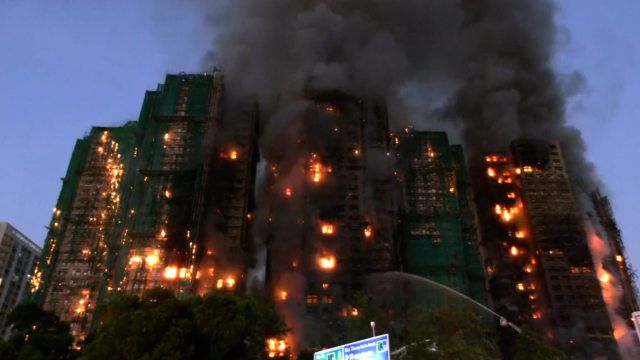 Massive fire in Hong Kong! A 2,000-apartment complex is engulfed in flames, with people trapped