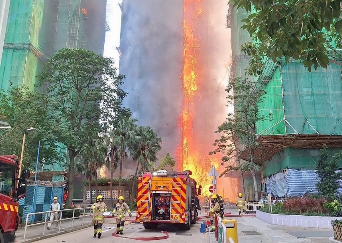 Hong Kong'da Çok Katlı Binada Yangın: 4 Ölü