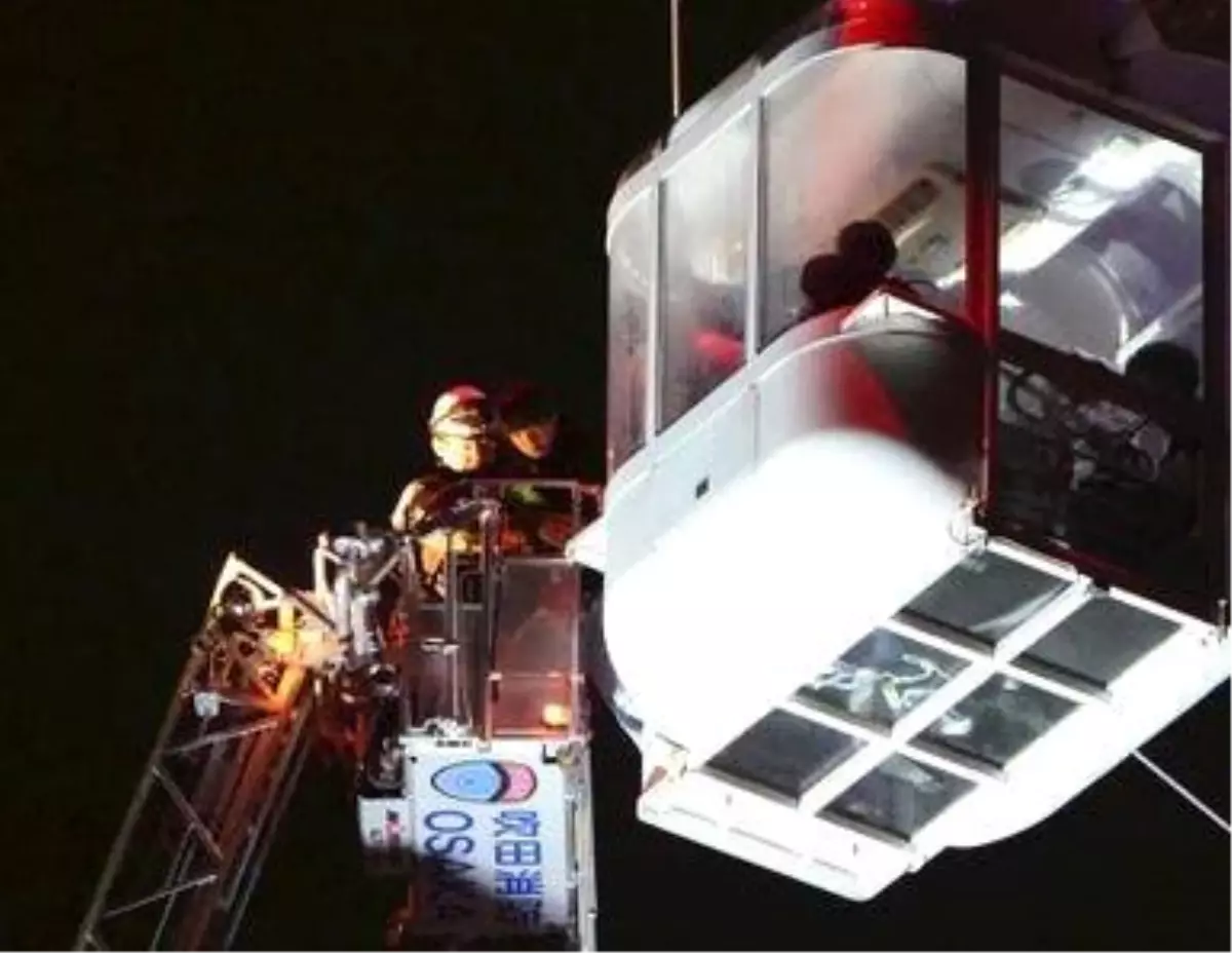 Japonya'da yıldırım düşmesi sonucu dönme dolapta mahsur kalan 20 kişi kurtarıldı