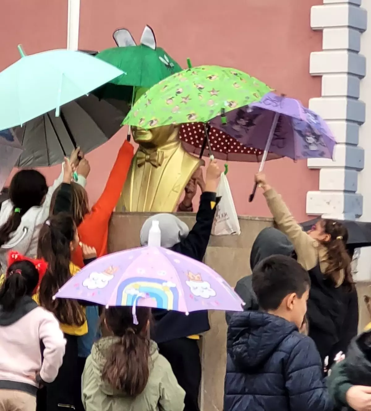 Öğrencilerden Anlamlı Davranış: Atatürk Büstünü Yağmurdan Korudular