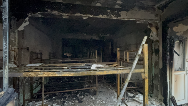 First he pulled a knife, then set the building on fire: Workers escaped by tying sheets to escape the flames