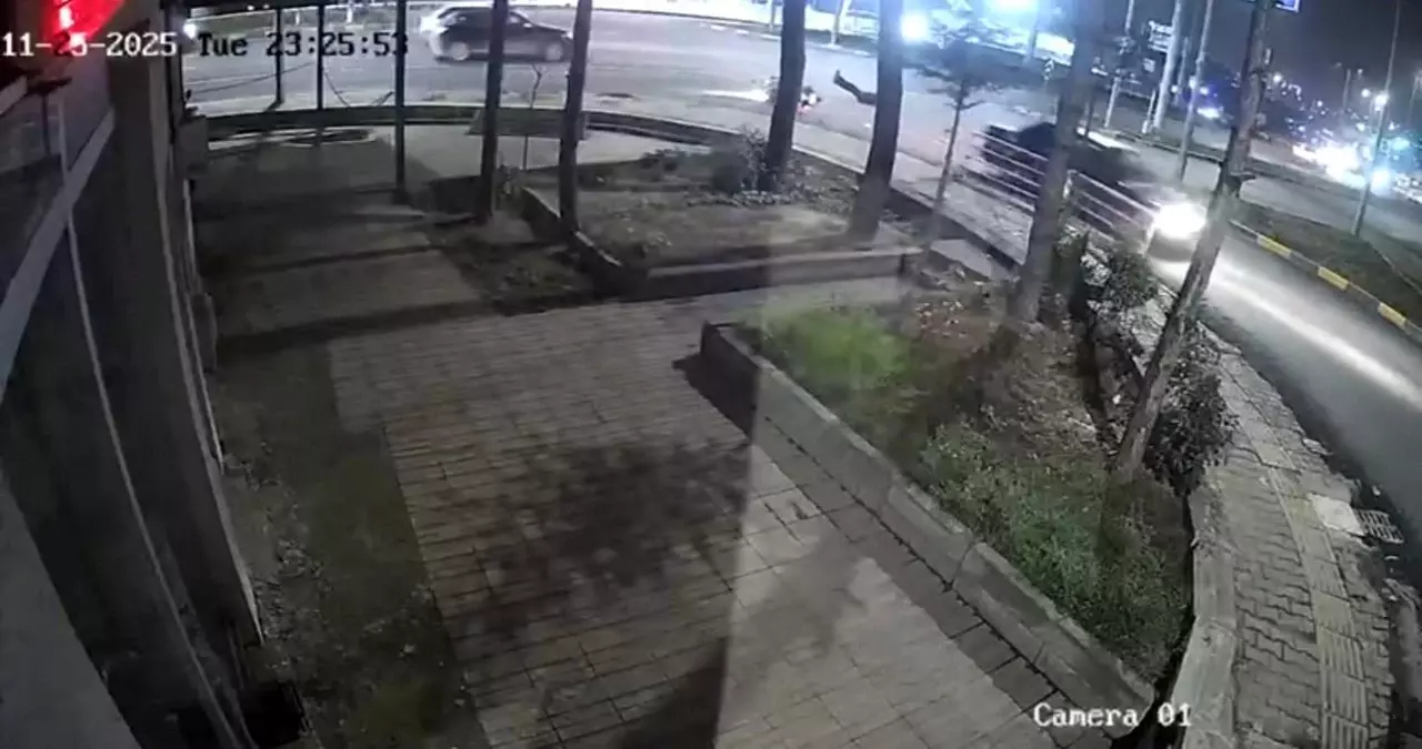 Otomobille motosikletin çarpıştığı kaza kamerada