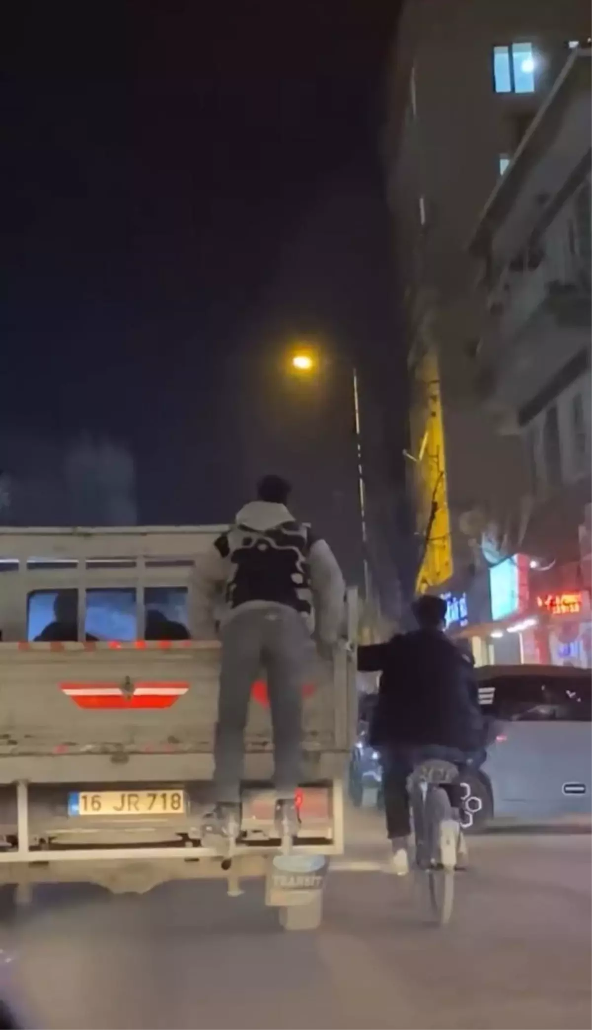 İnegöl'de Gençlerin Tehlikeli Yolculuğu Kamerada