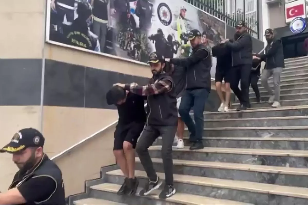 Sahte ev ilanıyla dolandırıcılık yapan şüphelileri polis kılık değiştirerek yakaladı