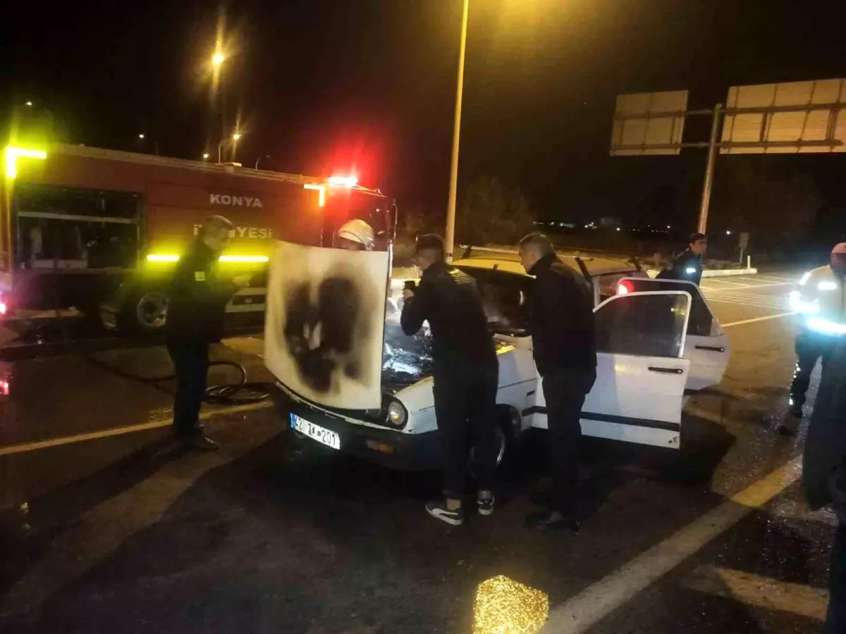 Konya'da Kırmızı Işıkta Bekleyen Araçta Yangın Çıktı