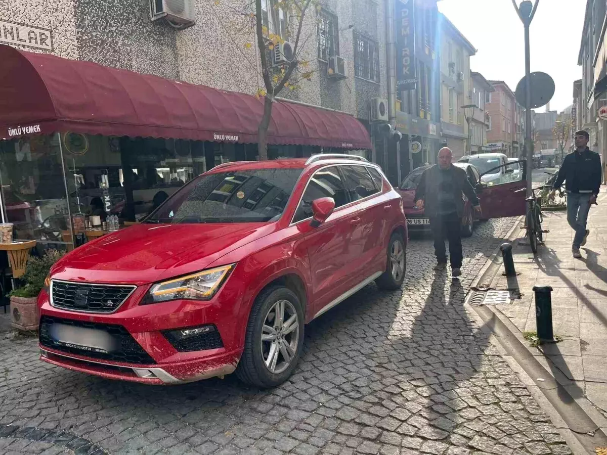 Eskişehir'de Ara Sokakta Park Eden Sürücü Trafik Sıkışıklığına Neden Oldu
