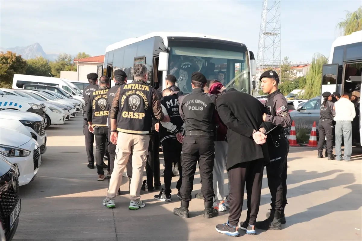 Antalya'da Sahte Profil Tuzağı: 29 Şüpheli Gözaltında, 16'sı Tutuklandı