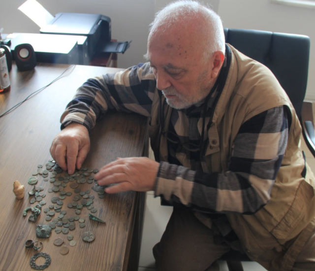 He found a fortune while conducting historical research! He immediately handed it over to the teams