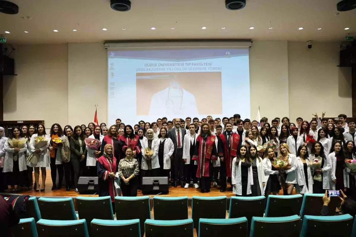 Düzce Üniversitesi Tıp Fakültesi'nde Beyaz Önlük Giyme Töreni Yapıldı