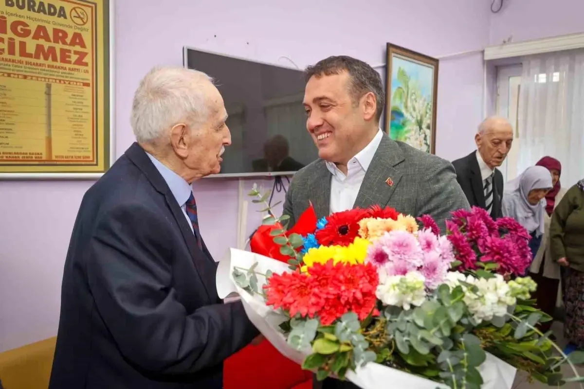 Vali Sözer, Huzurevindeki Emekli Öğretmenlerle Bir Araya Geldi