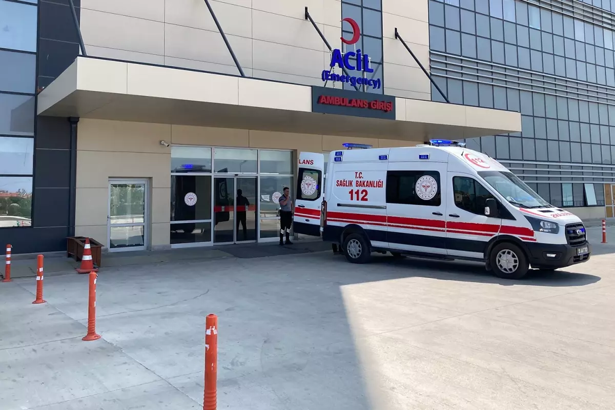 Zehirlenme şüphesiyle hastaneye kaldırılan 3 kardeşten 1'i öldü