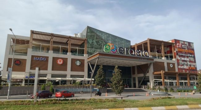 A mall employee experienced a nightmare in the women's restroom! From under the stall...