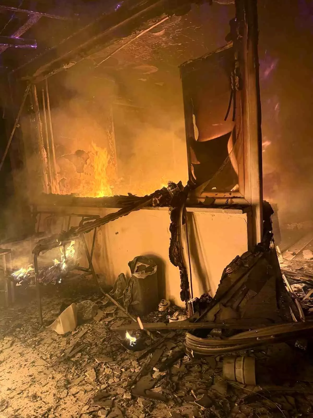 Bolu'da 2 Katlı Evde Yangın Çıktı