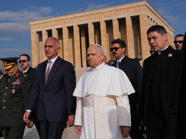 Cumhurbaşkanı Erdoğan, Papa 14. Leo'yu resmi törenle karşıladı! Askeri böyle selamladı Cumhurbaşkanı Erdoğan, Papa 14. Leo'yu resmi törenle karşıladı! Askeri böyle selamladı