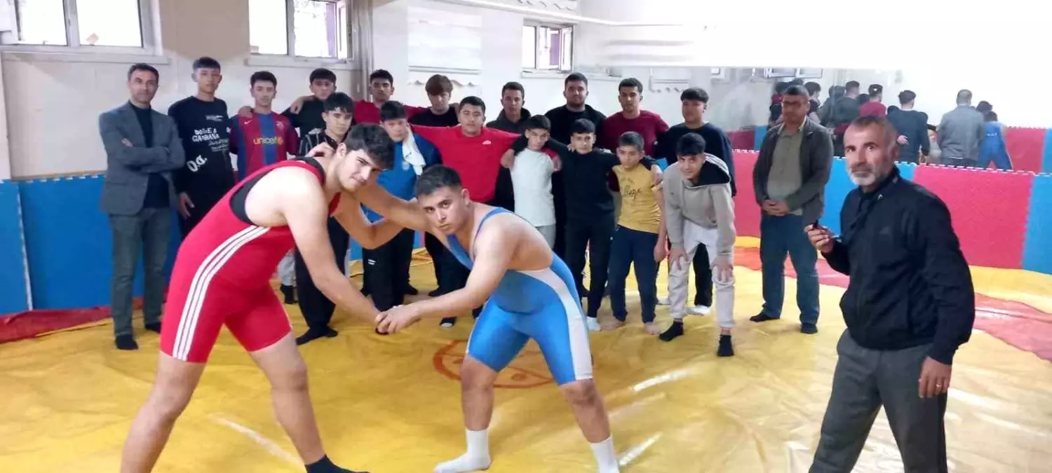 Develi'de Liselerarası Ağırsıklet Baş Pehlivanları Müsabakaları Yapıldı