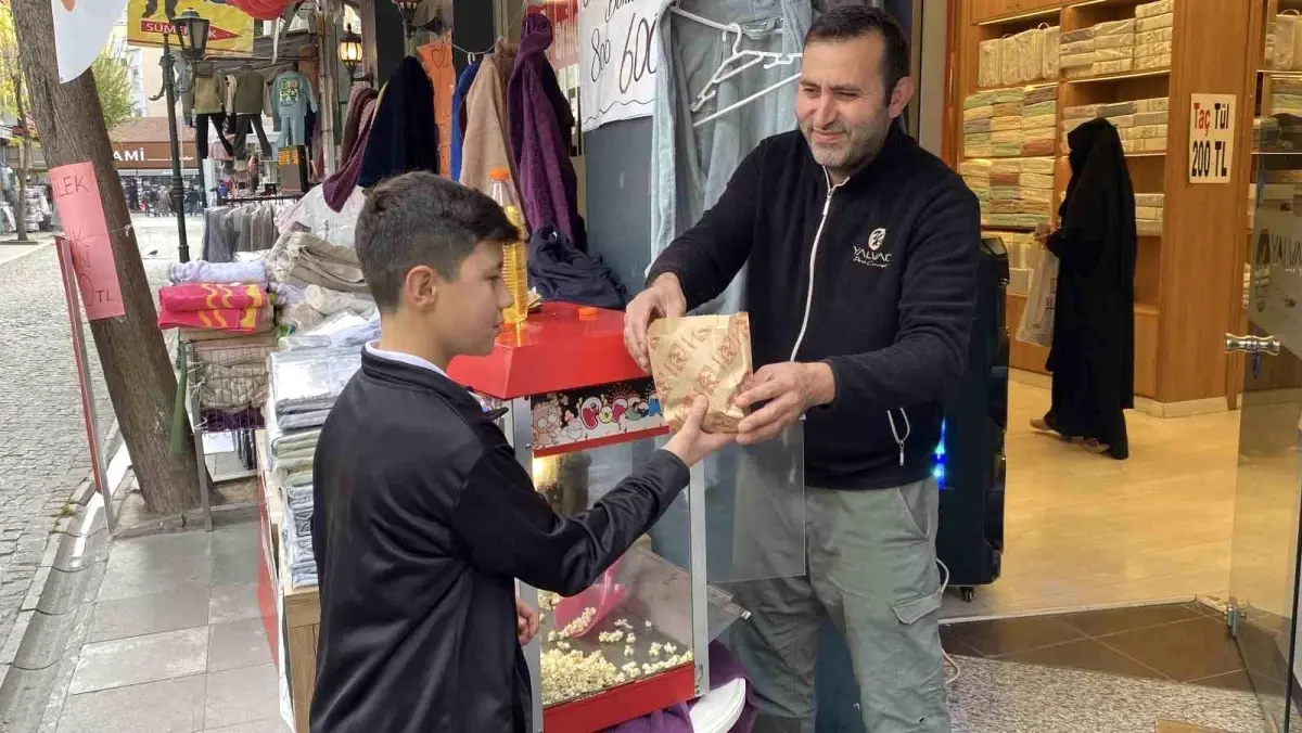Eskişehir'de Perde Dükkanı Müşterilere Ücretsiz Mısır İkram Ediyor