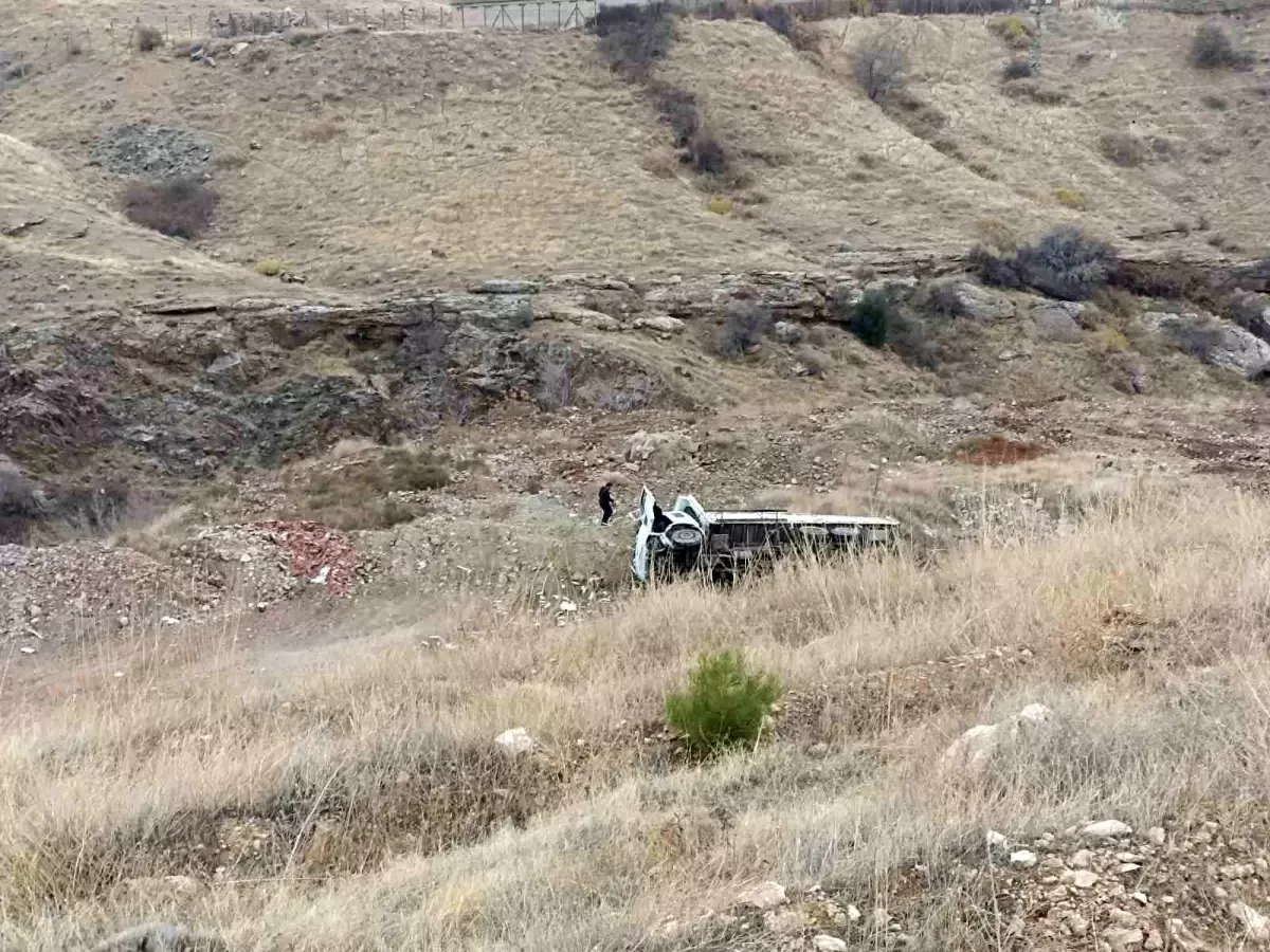 Elazığ'da Kamyon Devrildi, Sürücü Yaralandı