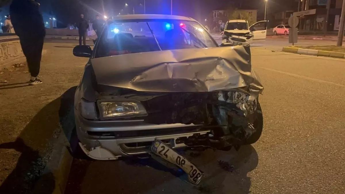 Erzincan'da Trafik Kazası: 3 Yaralı